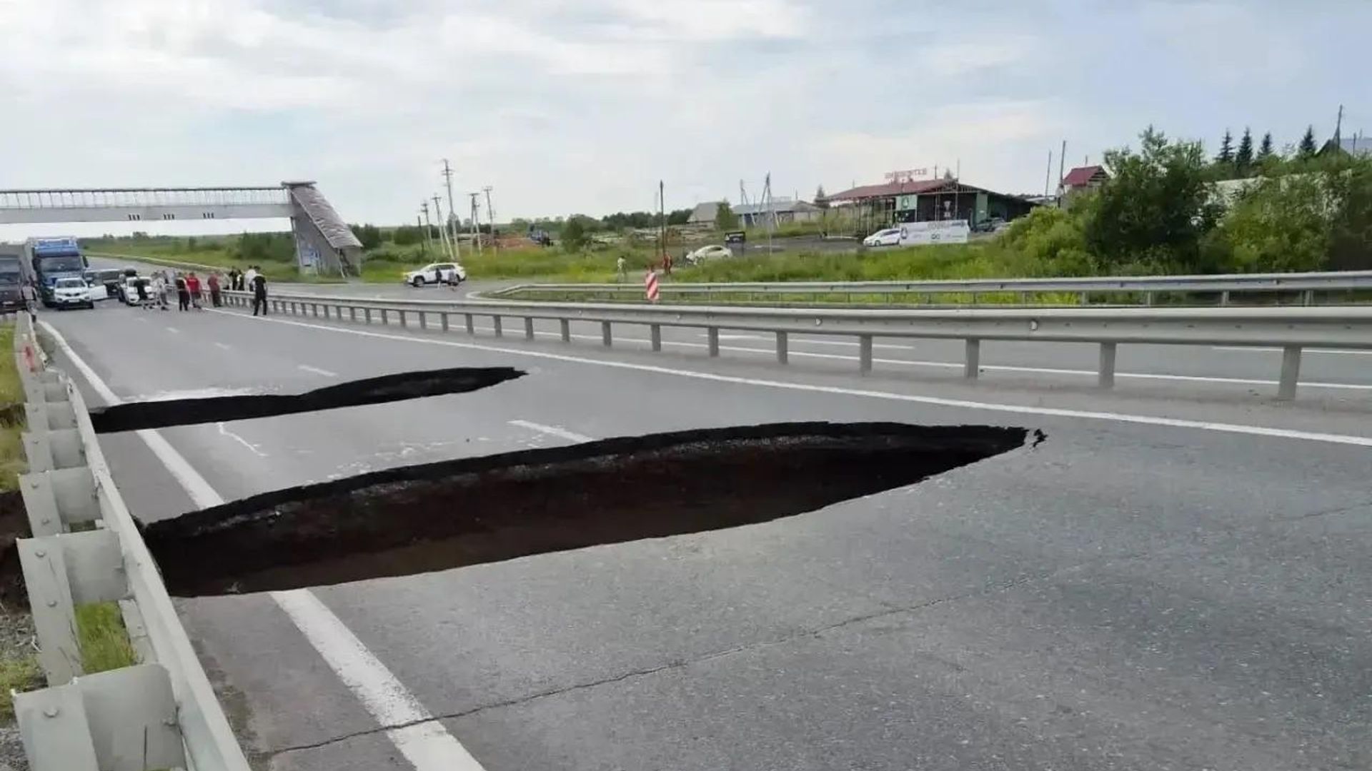 На закрытой трассе на Урале обрушилось дорожное покрытие