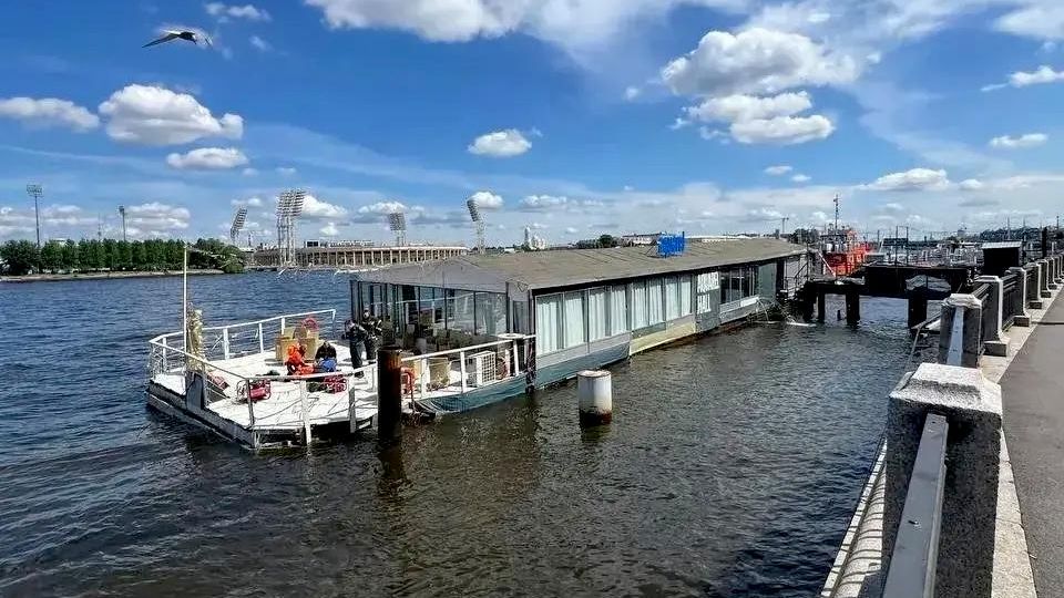 В Петербурге частично подтопило плавучий ресторан