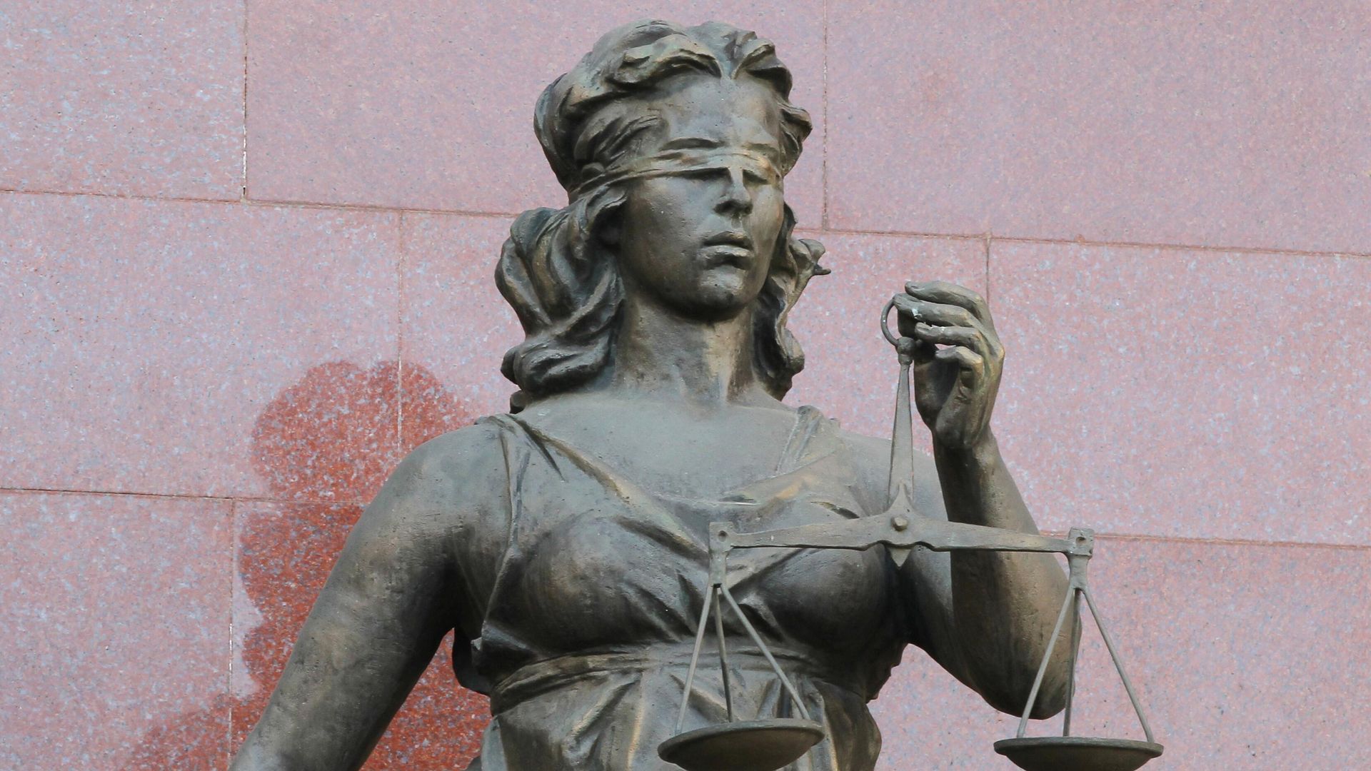 Двое москвичей арестованы на 15 суток за срыв агитационных плакатов