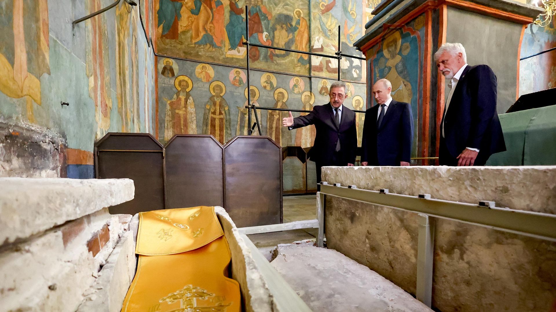 Путин приехал в Архангельский собор, где были обнаружены мощи Дмитрия Донского